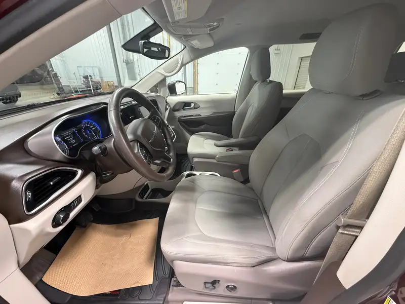 2017 Chrysler Pacifica LX | REMOTE START | BACKUP CAMERA, červená, 105 870 km, dovoz Kanada — foto 9 z 12