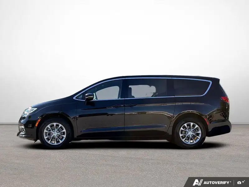 2025 Chrysler Pacifica Select Black, černá, 9 000 km, dovoz Kanada — foto 3 z 12