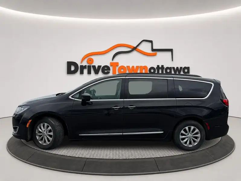 2017 Chrysler Pacifica Touring-L, černá, 185 556 km, dovoz Kanada — foto 2 z 12