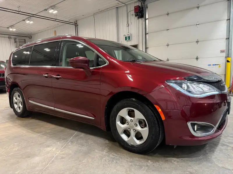 2017 Chrysler Pacifica Touring-L Plus, červená, 185 000 km, dovoz Kanada — foto 3 z 12