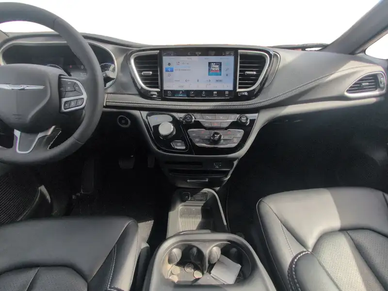 2026 Chrysler Pacifica Select, stříbrná, 7 735 km, dovoz Kanada — foto 11 z 12