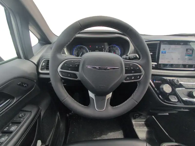 2026 Chrysler Pacifica Select, stříbrná, 7 735 km, dovoz Kanada — foto 12 z 12
