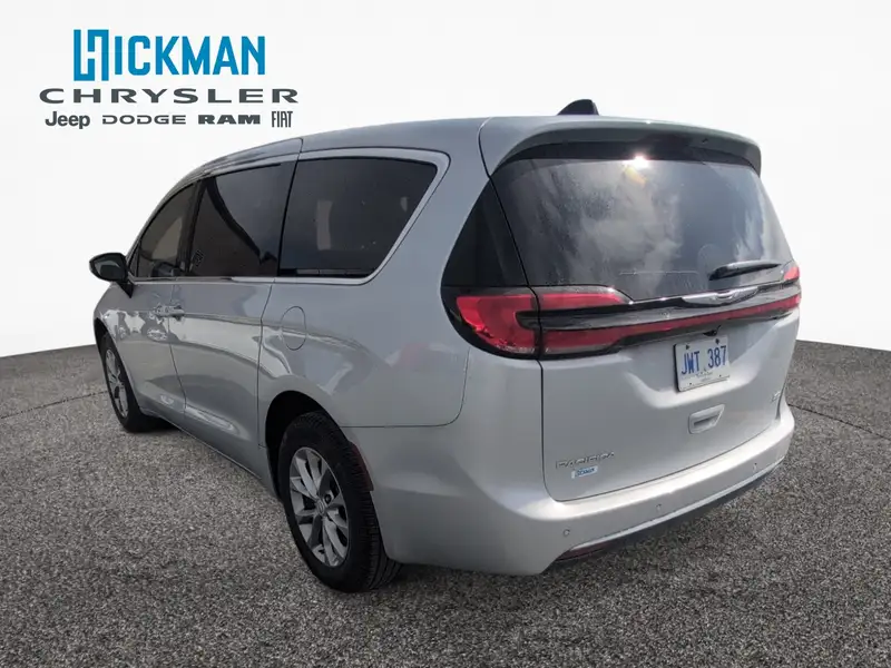2026 Chrysler Pacifica Select, stříbrná, 7 735 km, dovoz Kanada — foto 3 z 12