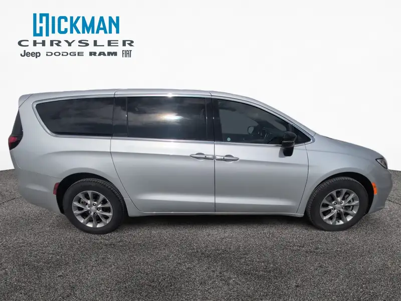2026 Chrysler Pacifica Select, stříbrná, 7 735 km, dovoz Kanada — foto 6 z 12