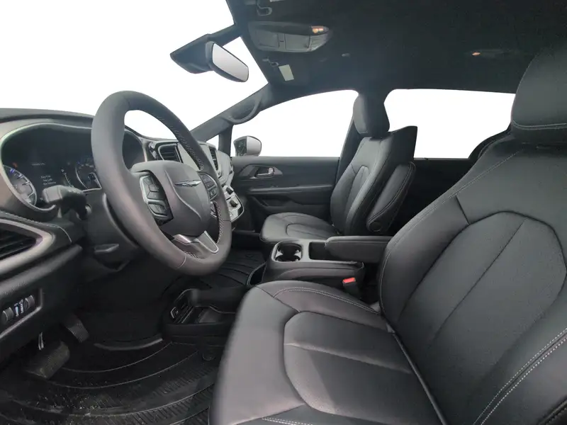 2026 Chrysler Pacifica Select, bílá, 142 km, dovoz Kanada — foto 9 z 12