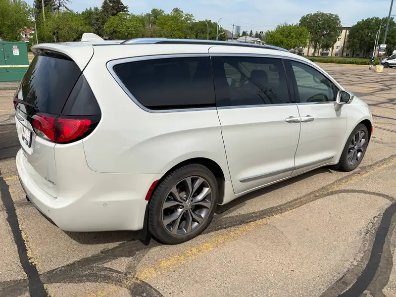 2017 Chrysler Pacifica Limited, bílá, 162 000 km, dovoz Kanada — foto 2 z 5