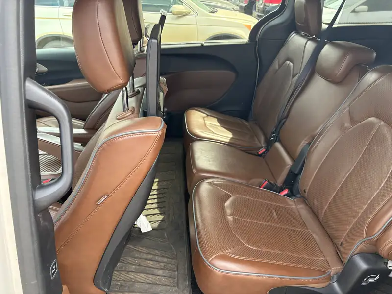 2017 Chrysler Pacifica Limited, bílá, 162 000 km, dovoz Kanada — foto 3 z 5