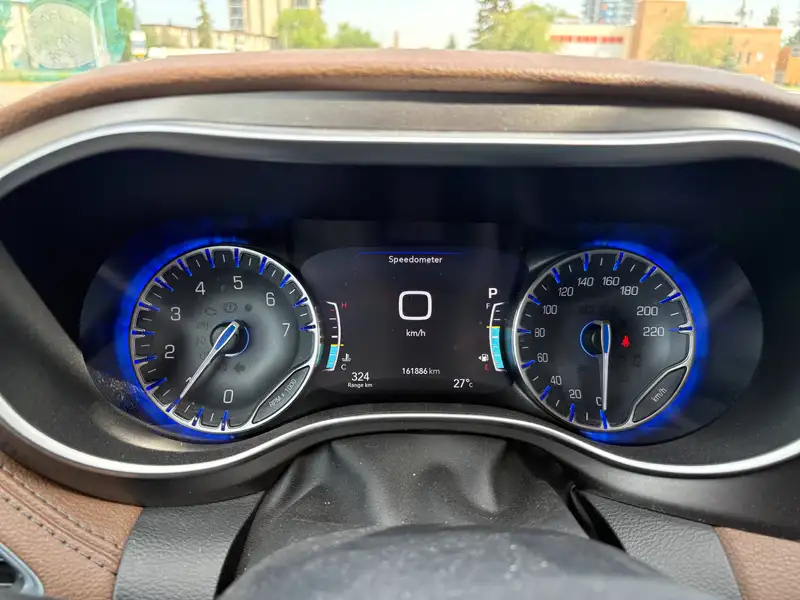 2017 Chrysler Pacifica Limited, bílá, 162 000 km, dovoz Kanada — foto 4 z 5