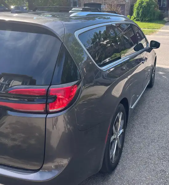 2022 Chrysler Pacifica Pinnacle, šedá, 64 800 km, dovoz Kanada — foto 2 z 6