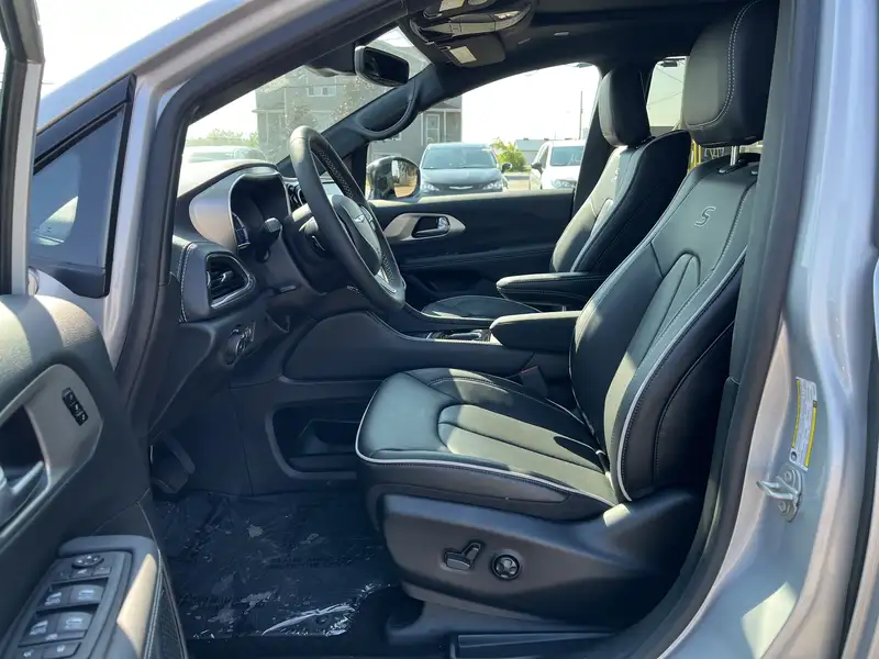 2024 Chrysler Pacifica Select, stříbrná, 10 km, dovoz Kanada — foto 11 z 12