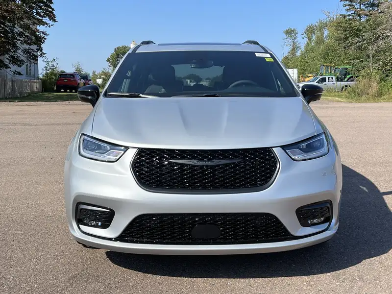 2024 Chrysler Pacifica Select, stříbrná, 10 km, dovoz Kanada — foto 2 z 12