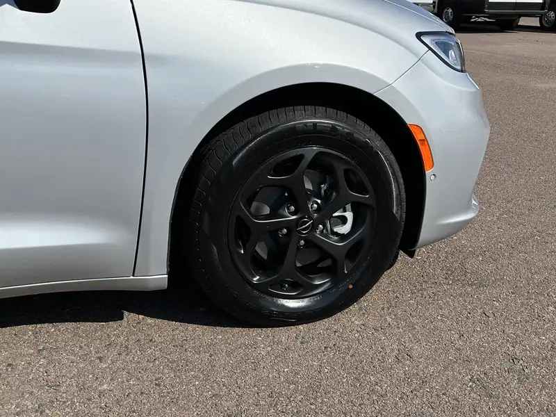 2024 Chrysler Pacifica Select, stříbrná, 10 km, dovoz Kanada — foto 4 z 12