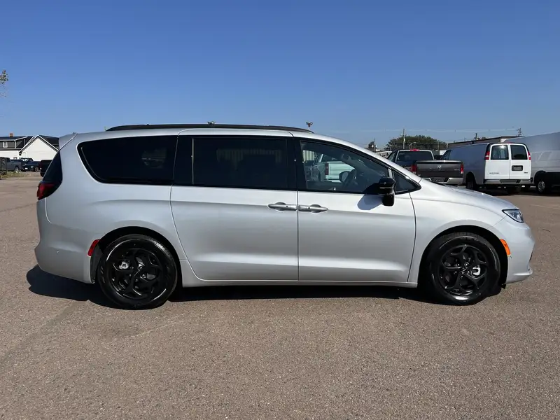 2024 Chrysler Pacifica Select, stříbrná, 10 km, dovoz Kanada — foto 5 z 12