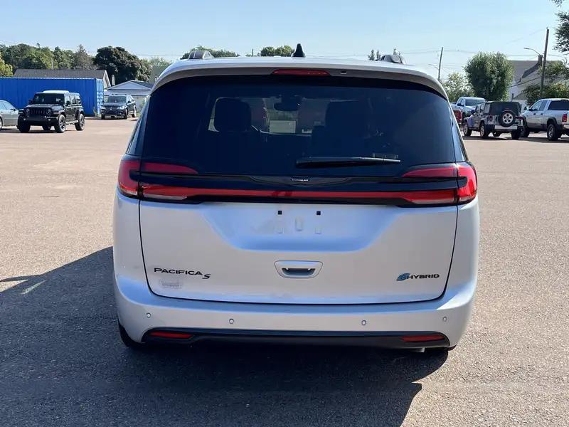 2024 Chrysler Pacifica Select, stříbrná, 10 km, dovoz Kanada — foto 6 z 12