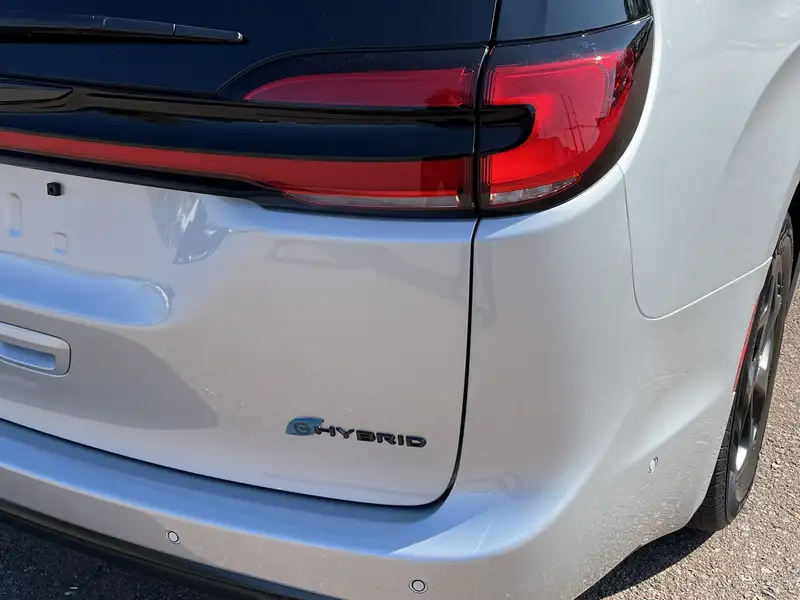 2024 Chrysler Pacifica Select, stříbrná, 10 km, dovoz Kanada — foto 7 z 12