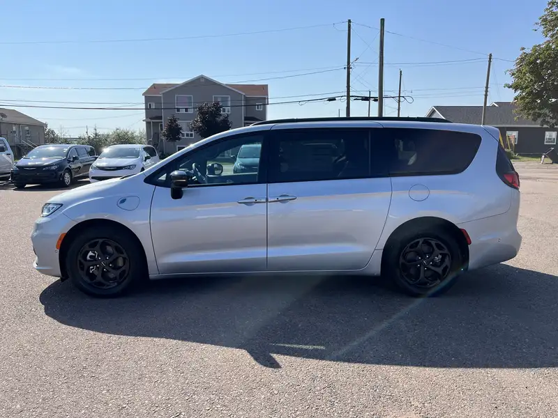 2024 Chrysler Pacifica Select, stříbrná, 10 km, dovoz Kanada — foto 8 z 12