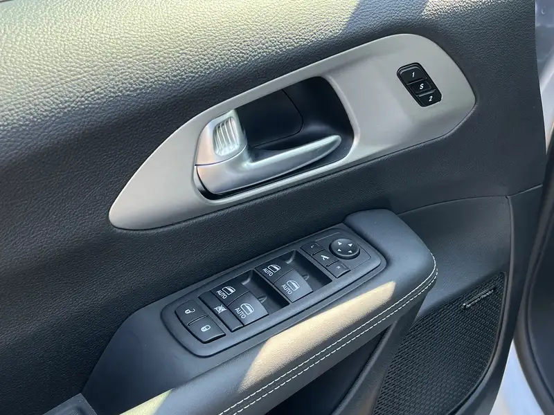2024 Chrysler Pacifica Select, stříbrná, 10 km, dovoz Kanada — foto 9 z 12