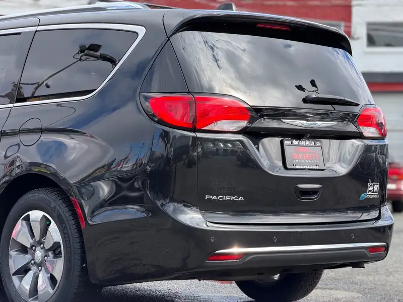 2017 Chrysler Pacifica 4dr Wgn Platinum, černá, 129 891 km, dovoz Kanada — foto 10 z 12