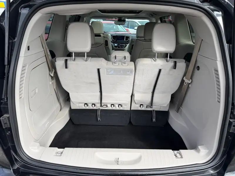 2017 Chrysler Pacifica 4dr Wgn Platinum, černá, 129 891 km, dovoz Kanada — foto 11 z 12