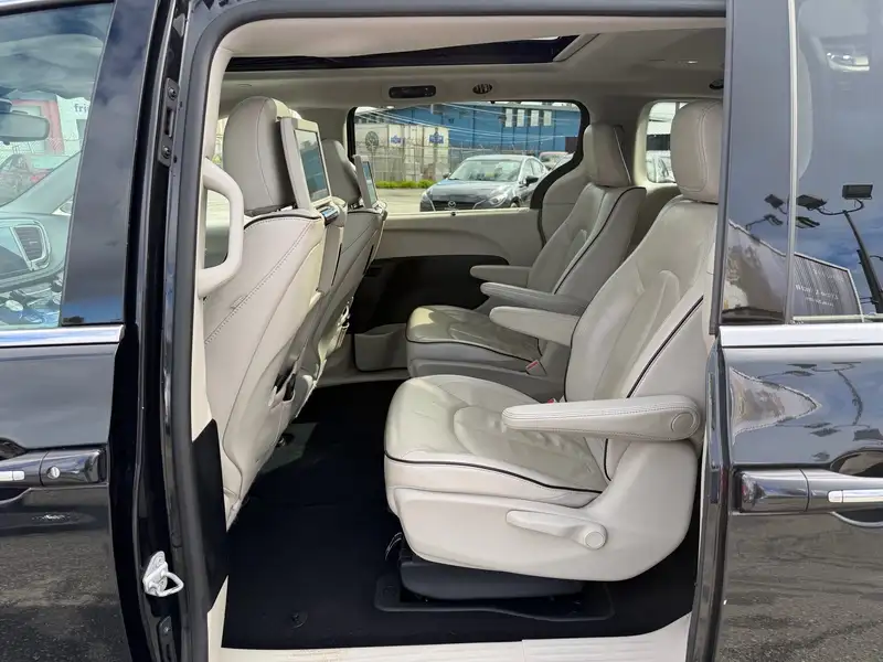2017 Chrysler Pacifica 4dr Wgn Platinum, černá, 129 891 km, dovoz Kanada — foto 12 z 12