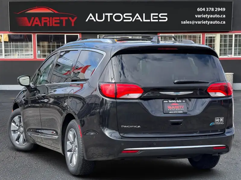 2017 Chrysler Pacifica 4dr Wgn Platinum, černá, 129 891 km, dovoz Kanada — foto 3 z 12