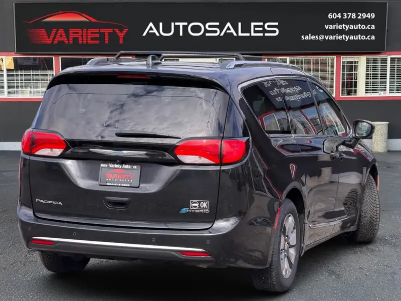 2017 Chrysler Pacifica 4dr Wgn Platinum, černá, 129 891 km, dovoz Kanada — foto 4 z 12