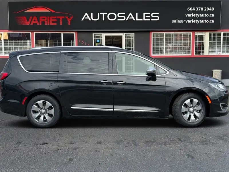 2017 Chrysler Pacifica 4dr Wgn Platinum, černá, 129 891 km, dovoz Kanada — foto 5 z 12