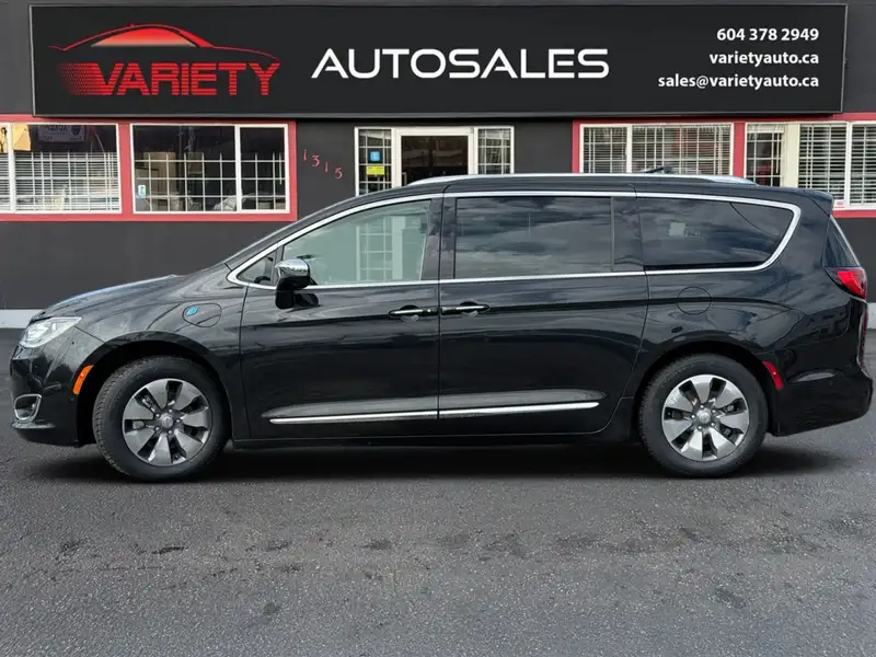 2017 Chrysler Pacifica 4dr Wgn Platinum, černá, 129 891 km, dovoz Kanada — foto 6 z 12