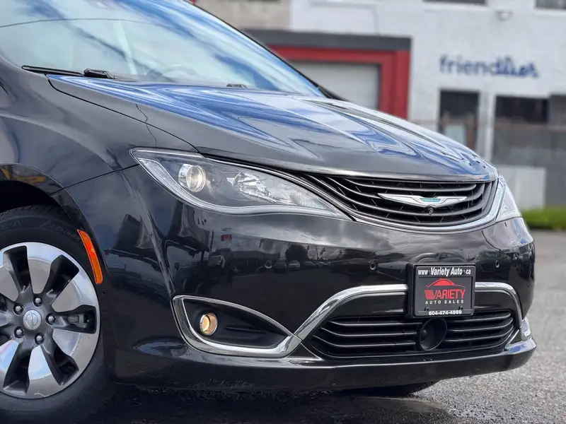 2017 Chrysler Pacifica 4dr Wgn Platinum, černá, 129 891 km, dovoz Kanada — foto 8 z 12