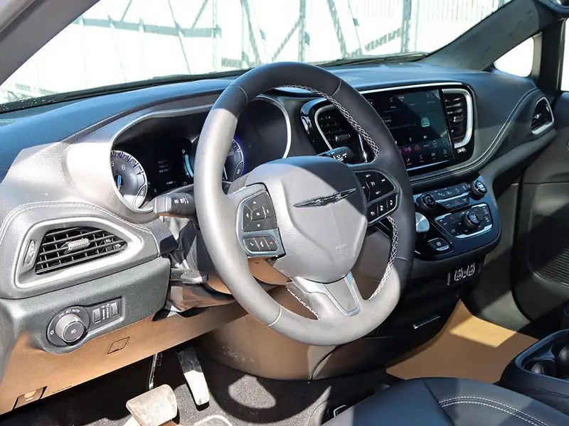 2025 Chrysler Pacifica Select AWD, černá, 12 317 km, dovoz Kanada — foto 5 z 12