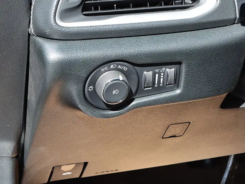 2025 Chrysler Pacifica Select AWD, černá, 12 317 km, dovoz Kanada — foto 8 z 12