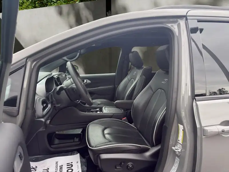 2025 Chrysler Pacifica Select, šedá, 30 157 km, dovoz Kanada — foto 11 z 12