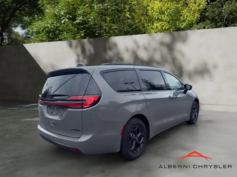 2025 Chrysler Pacifica Select, šedá, 30 157 km, dovoz Kanada — foto 5 z 12