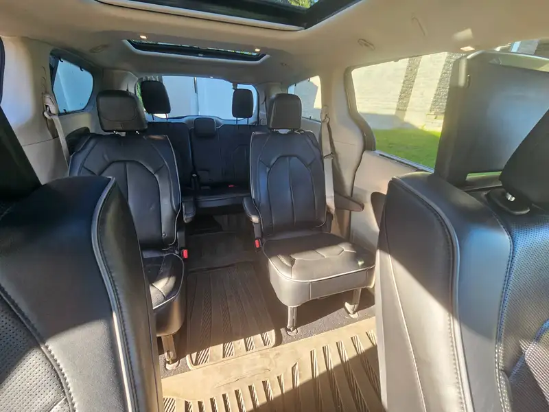 2017 Chrysler Pacifica Limited, černá, 99 179 km, dovoz Kanada — foto 5 z 8