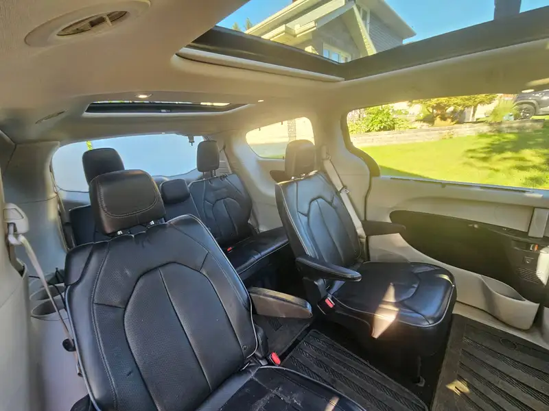 2017 Chrysler Pacifica Limited, černá, 99 179 km, dovoz Kanada — foto 8 z 8