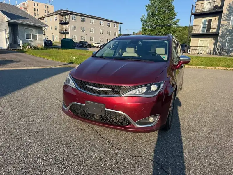 2018 Chrysler Pacifica Limited, červená, 172 000 km, dovoz Kanada — foto 2 z 12