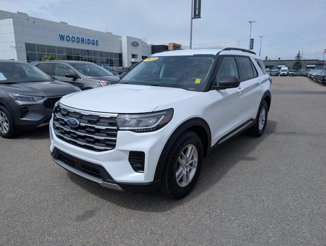2025 Ford Explorer Active 4WD, bílá, 50 552 km, dovoz Kanada — foto 1 z 5 2025 Ford Explorer Active 4WD, bílá, 50 552 km, dovoz Kanada — foto 1 z 5