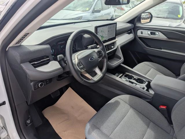 2025 Ford Explorer Active 4WD, bílá, 50 552 km, dovoz Kanada — foto 2 z 5