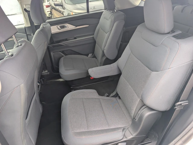 2025 Ford Explorer Active 4WD, bílá, 50 552 km, dovoz Kanada — foto 3 z 5