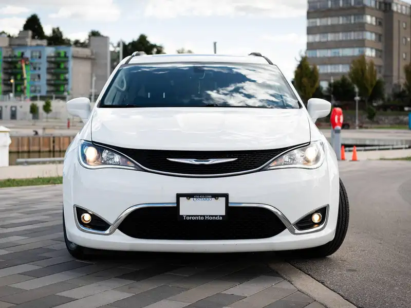 2017 Chrysler Pacifica Touring-L Plus, bílá, 173 000 km, dovoz Kanada — foto 2 z 12