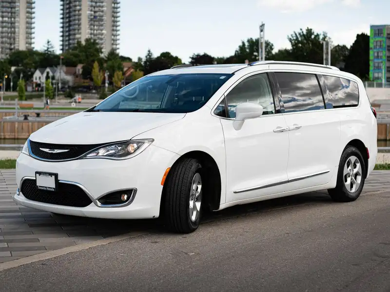 2017 Chrysler Pacifica Touring-L Plus, bílá, 173 000 km, dovoz Kanada — foto 3 z 12