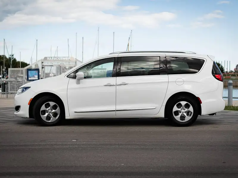 2017 Chrysler Pacifica Touring-L Plus, bílá, 173 000 km, dovoz Kanada — foto 4 z 12