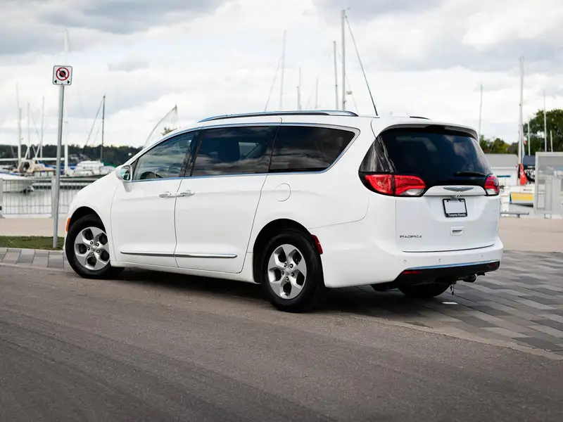 2017 Chrysler Pacifica Touring-L Plus, bílá, 173 000 km, dovoz Kanada — foto 5 z 12