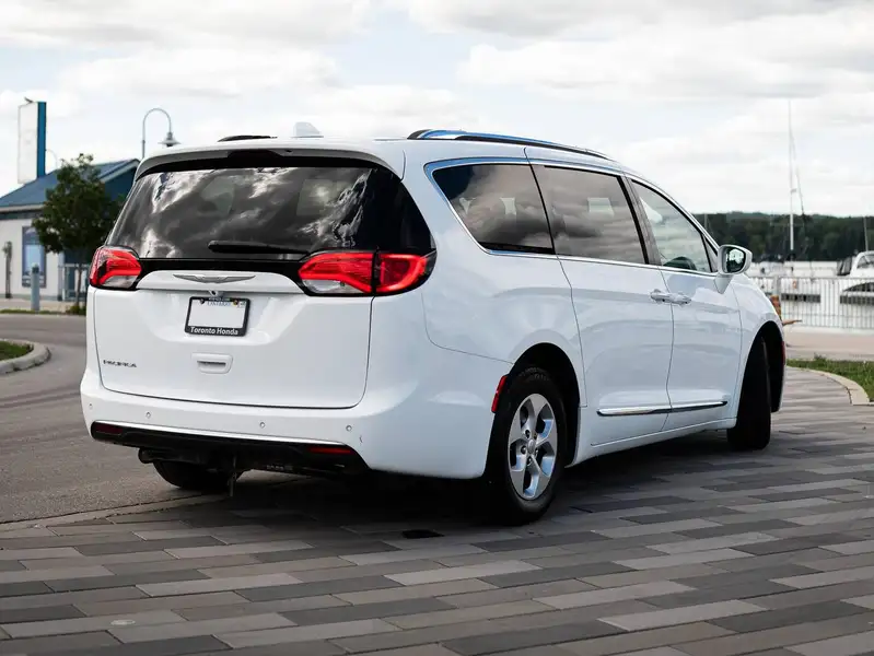 2017 Chrysler Pacifica Touring-L Plus, bílá, 173 000 km, dovoz Kanada — foto 8 z 12