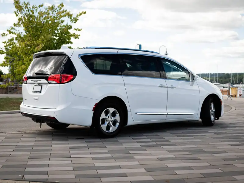 2017 Chrysler Pacifica Touring-L Plus, bílá, 173 000 km, dovoz Kanada — foto 9 z 12
