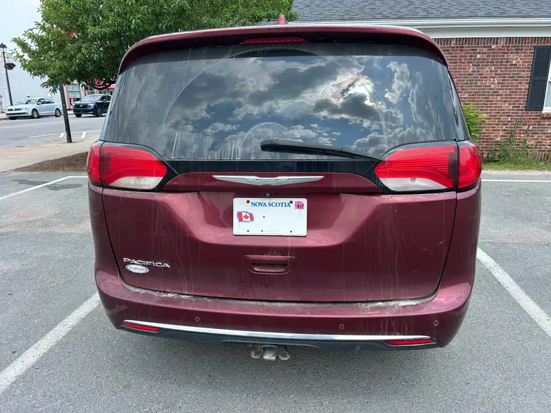 2017 Chrysler Pacifica Touring-L Plus, červená, 220 000 km, dovoz Kanada — foto 2 z 12