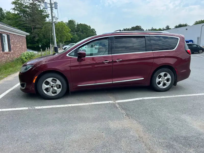 2017 Chrysler Pacifica Touring-L Plus, červená, 220 000 km, dovoz Kanada — foto 3 z 12