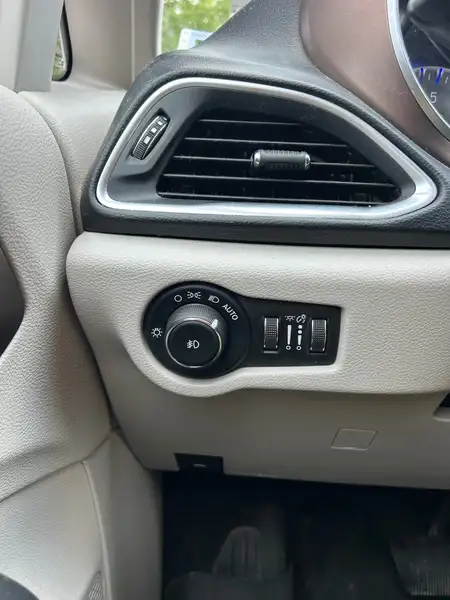 2017 Chrysler Pacifica Touring-L Plus, červená, 220 000 km, dovoz Kanada — foto 9 z 12