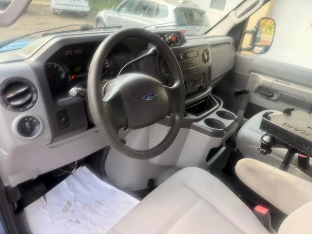 2010 Ford ECONOLINE E-350 SD, 270 006 km, dovoz Kanada — foto 11 z 15