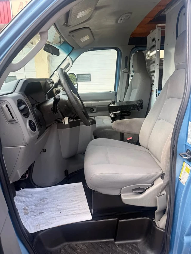2010 Ford ECONOLINE E-350 SD, 270 006 km, dovoz Kanada — foto 12 z 15